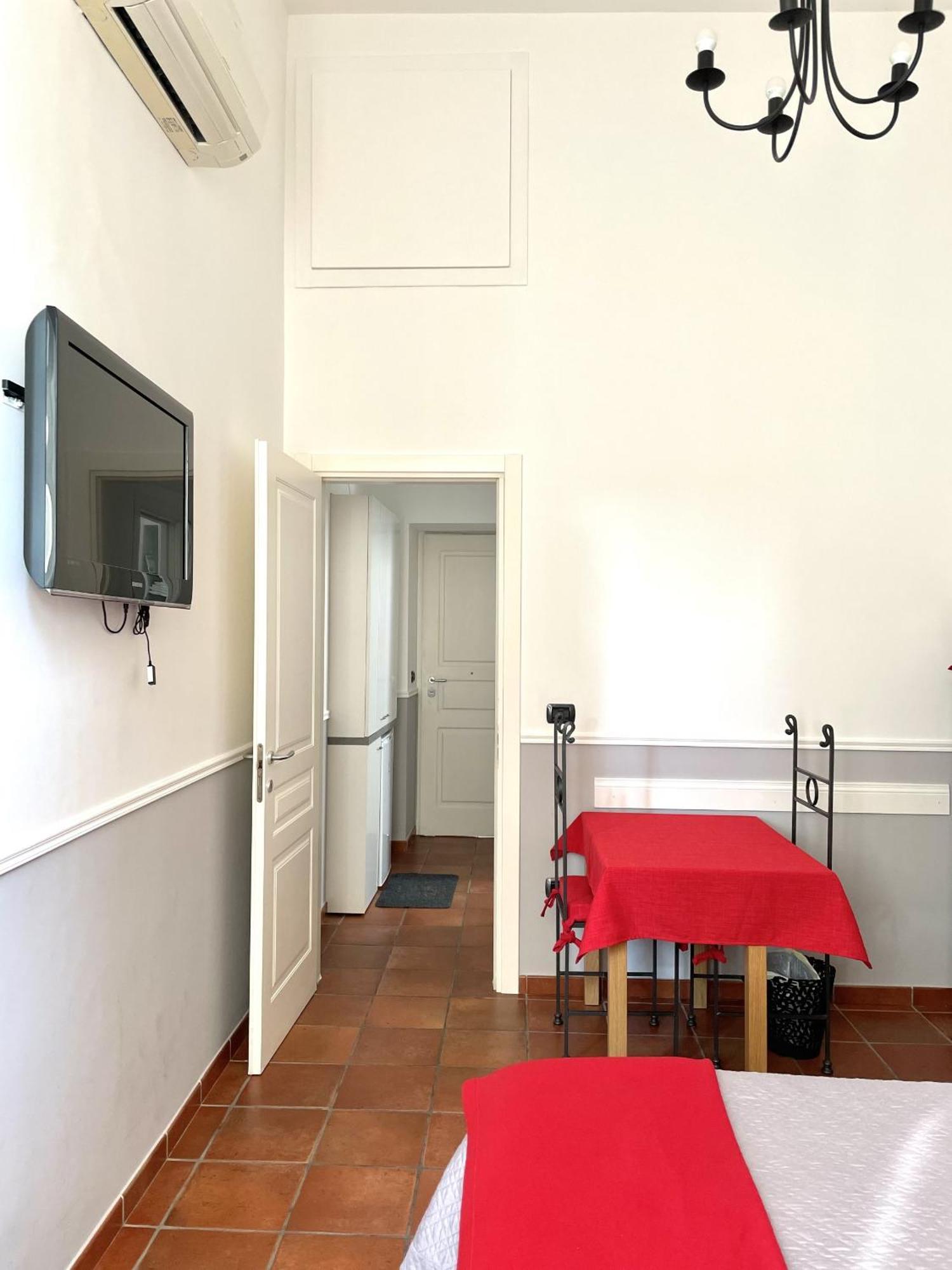 Residenza Chiaia Bed & Breakfast เนเปิลส์ ภายนอก รูปภาพ