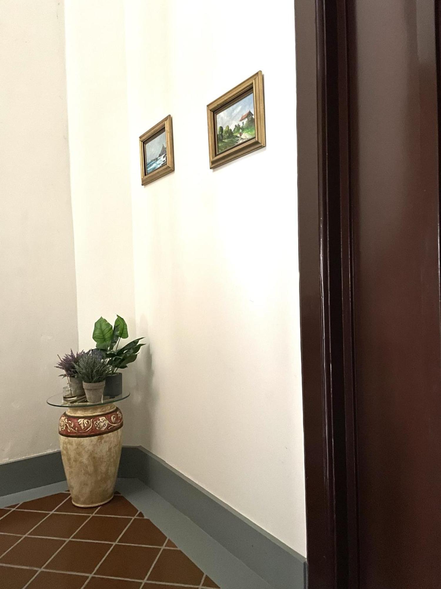 Residenza Chiaia Bed & Breakfast เนเปิลส์ ภายนอก รูปภาพ