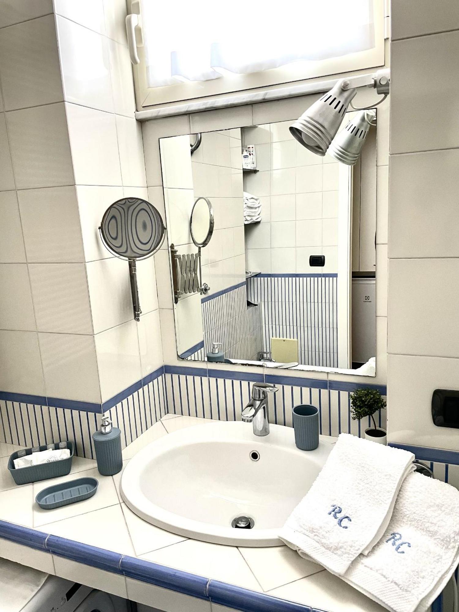 Residenza Chiaia Bed & Breakfast เนเปิลส์ ภายนอก รูปภาพ