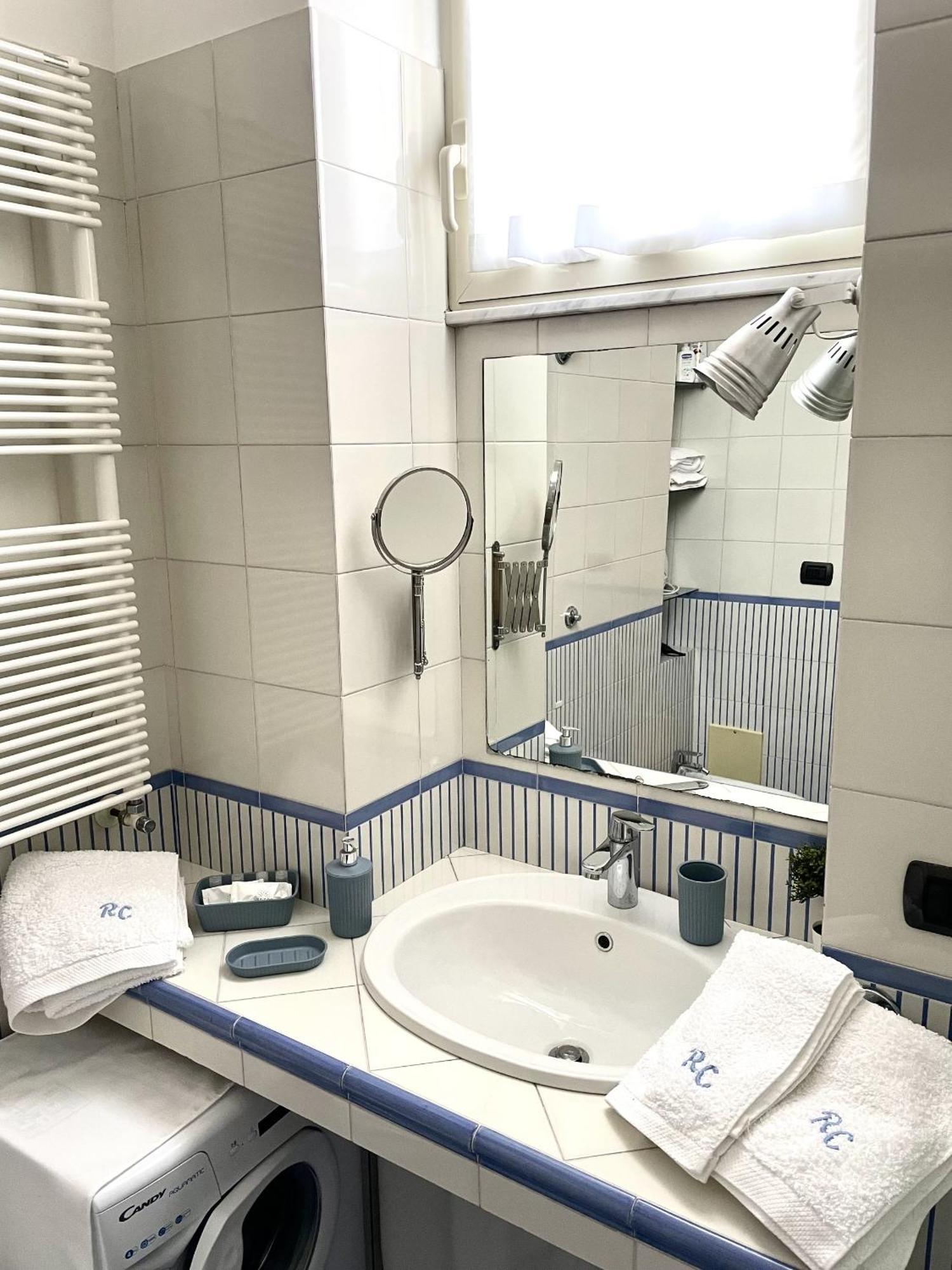 Residenza Chiaia Bed & Breakfast เนเปิลส์ ภายนอก รูปภาพ